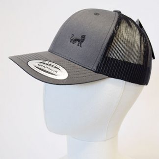 Stylische Flexfit Trucker Cap mit hochwertiger Löwin-Stickerei. Moderne Snapback-Kappe mit atmungsaktivem Mesh und perfekter Passform für Alltag und Freizeit.