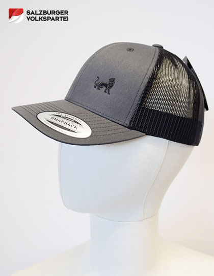 Stylische Flexfit Trucker Cap mit hochwertiger Löwin-Stickerei. Moderne Snapback-Kappe mit atmungsaktivem Mesh und perfekter Passform für Alltag und Freizeit.