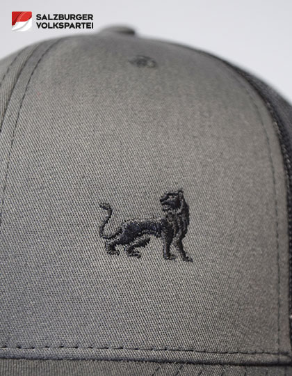 Stylische Flexfit Trucker Cap mit hochwertiger Löwin-Stickerei. Moderne Snapback-Kappe mit atmungsaktivem Mesh und perfekter Passform für Alltag und Freizeit.