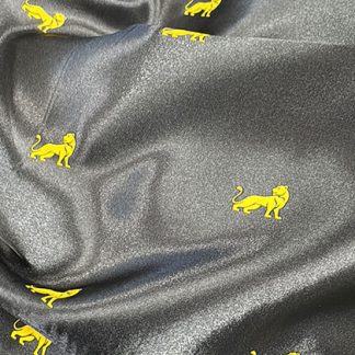 Damen Satin Schal, eleganter Damen Schal, Seidenschal Damen gelb grau, Satin Schal mit Muster, eleganter Schal Damen Österreich, Damen Halstuch Satin, stilvoller Schal Damen, Löwin Schal