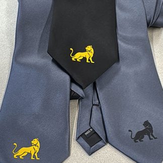 Elegante Karoline Edtstadler Satin-Krawatte mit Löwin-Stickerei. Hochwertige goldene Business-Krawatte – stilvoll, klassisch und perfekt für besondere Anlässe.